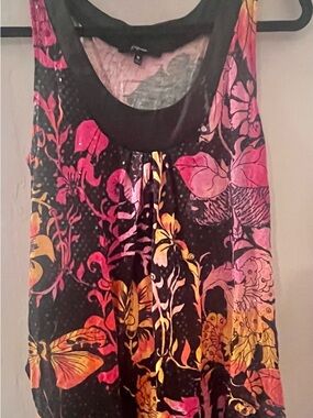 Express Top

• floral
• scoop neck
• pattern 
• sequins